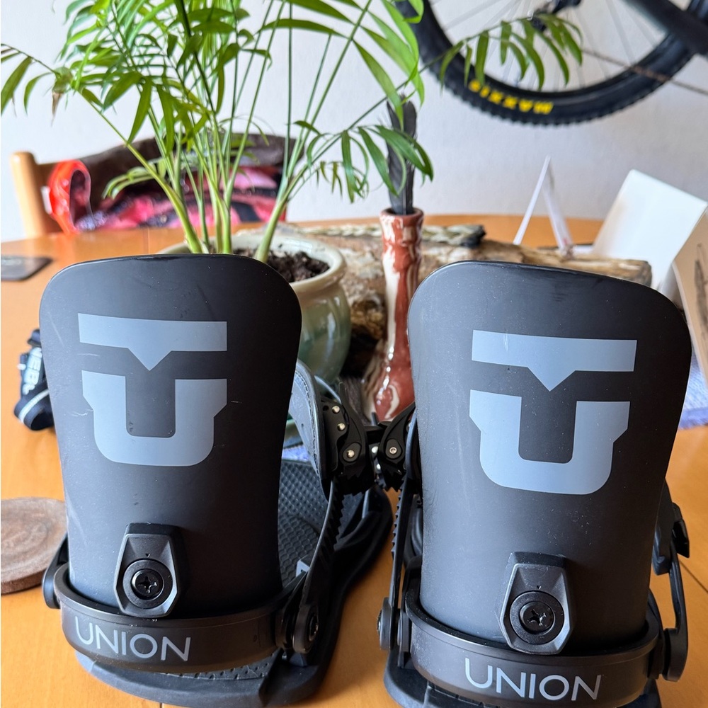 Union legacy women’s medium Black Snowboard Bindings like new - Picture 3 of 3